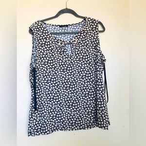 Women beautiful flower top